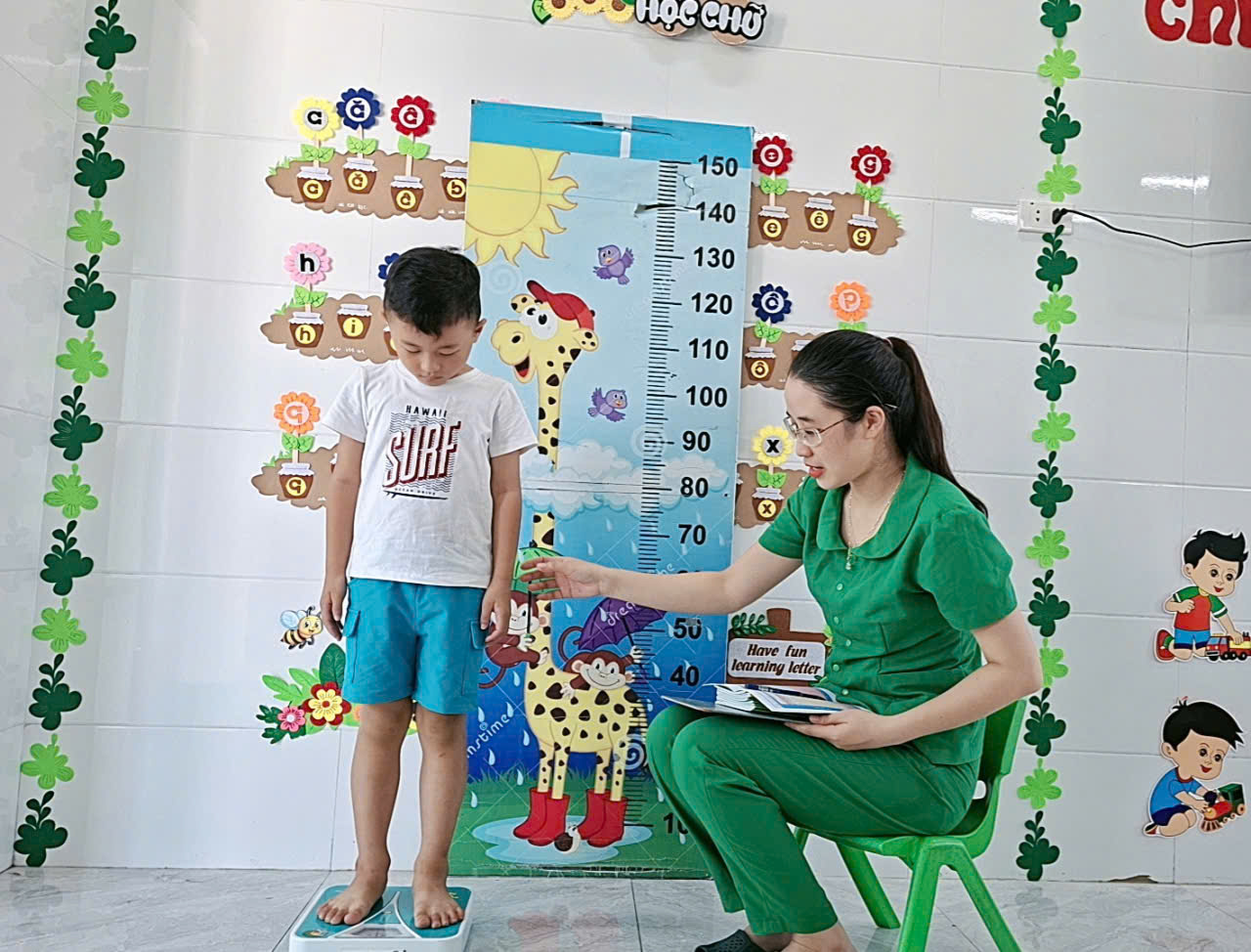 TRƯỜNG MẦM NON KỲ HOA TỔ CHỨC CÂN ĐO THEO DÕI SỨC KHỎE CHO TRẺ ĐẦU NĂM HỌC 2025 - 2026