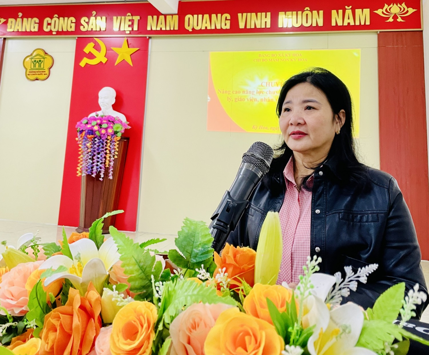 CHI BỘ TRƯỜNG MẦM NON KỲ HOA TỔ CHỨC SINH HOẠT CHUYÊN ĐỀ "NÂNG CAO NĂNG LỰC CHUYÊN MÔN CHO CÁN BỘ QUẢN LÝ, GIÁO VIÊN, NHÂN VIÊN"