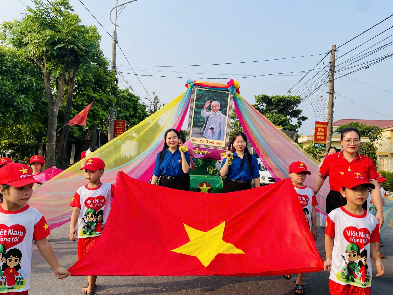 TRƯỜNG MẦM NON KỲ HOA TỔ CHỨC HOẠT ĐỘNG CHÀO MỪNG 30/4 VÀ 1/5