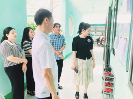 ĐỒNG CHÍ TRẦN THỊ HUYỀN -  BÍ THƯ ĐẢNG ỦY, CHỦ TỊCH HĐND XÃ KỲ HOA THĂM BẾP ĂN BÁN TRÚ TẠI TRƯỜNG MẦM NON KỲ HOA