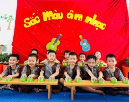 TIẾT HỌC ÂM NHẠC ĐA VĂN HÓA – HÀNH TRÌNH KHÁM PHÁ ÂM THANH MUÔN MÀU CÙNG CÁC BÉ TRƯỜNG MẦM NON KỲ HOA