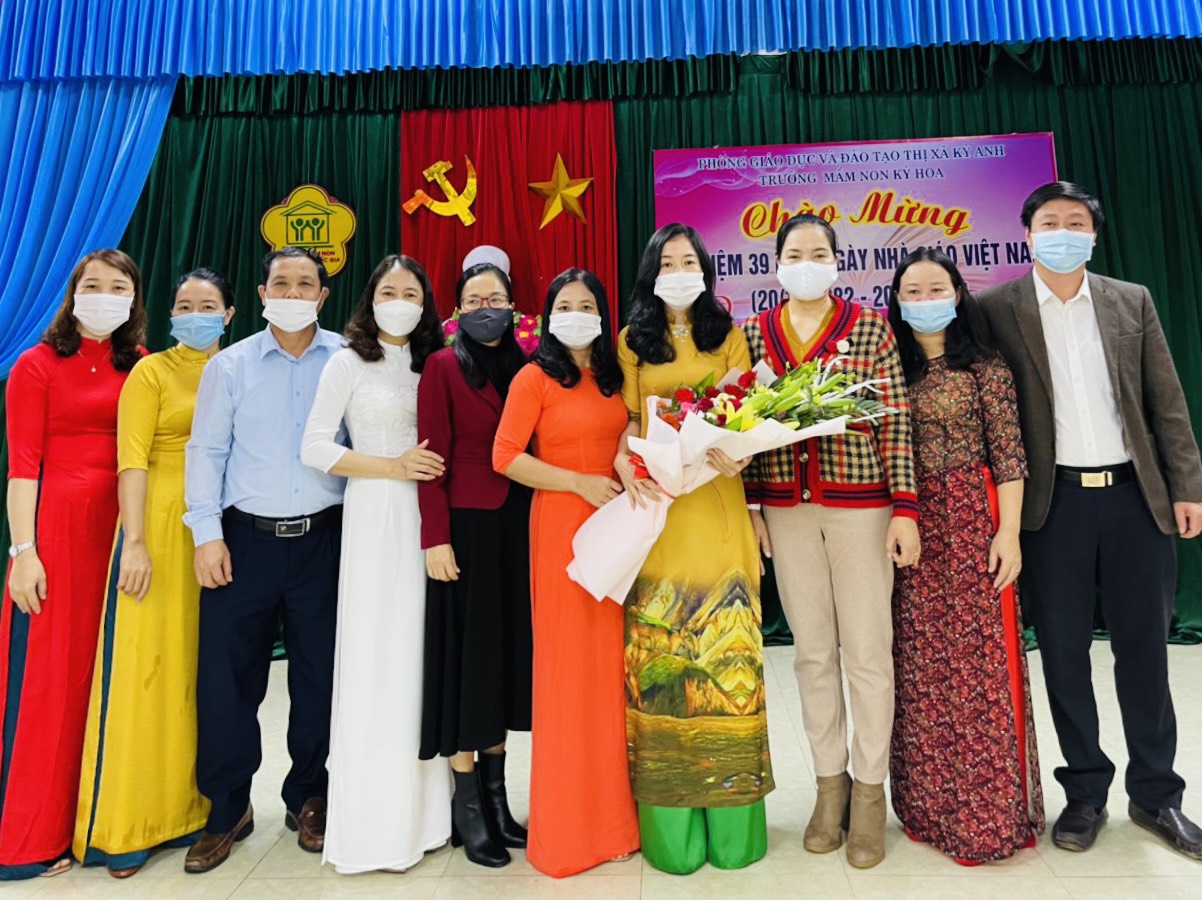 Trường Mầm non Kỳ Hoa đón nhận những bó hoa tươi thắm trong ngày Nhà giáo Việt Nam 20/11