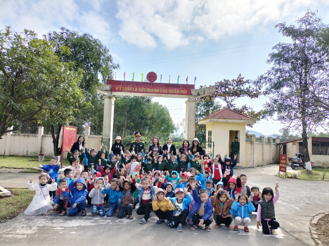 Trường mầm non Kỳ Hoa tham quan Tiểu đoàn 81.