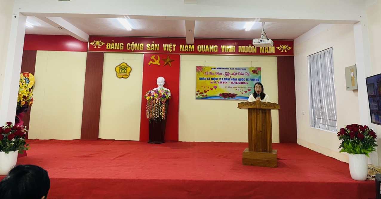 Đc Hoàng Lan - trưởng ban nữ công thông qua chương trình tọa đàm