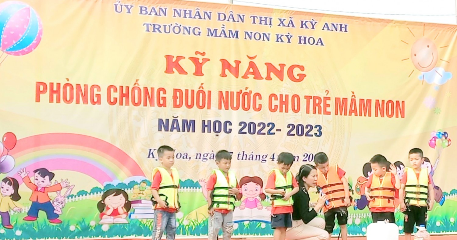 Trường mầm non Kỳ Hoa tổ chức" Hướng dẫn kỷ năng sơ đẳng về phòng chống tai nạn đuối nước cho trẻ trước thềm nghỉ lễ và dịp hè năm 2023" 