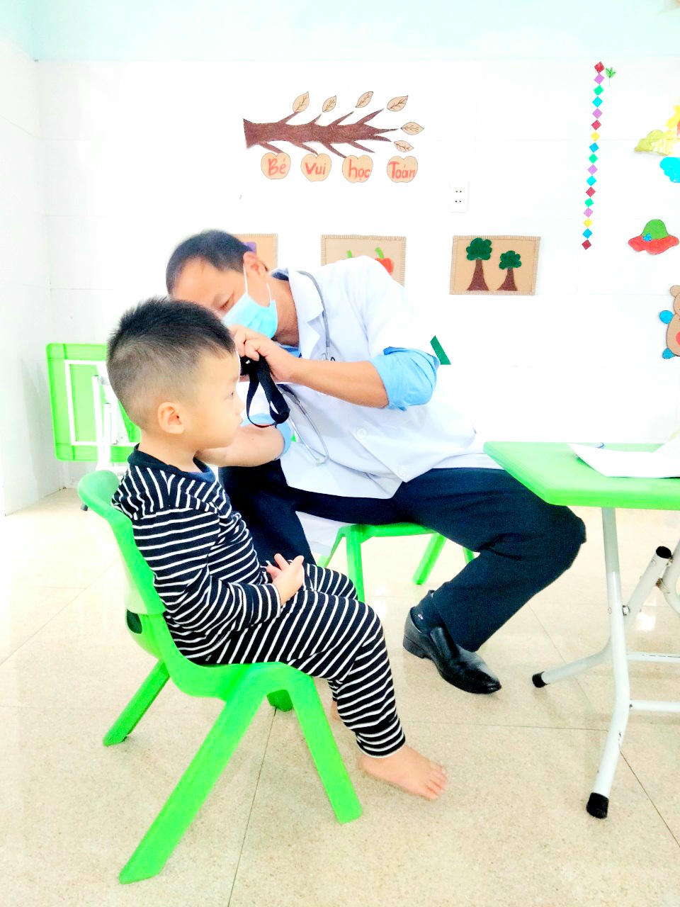 TRƯỜNG MẦM NON KỲ HOA PHỐI HỢP VỚI TRẠM Y TẾ TỔ CHỨC KHÁM SỨC KHỎE LẦN I CHO TRẺ