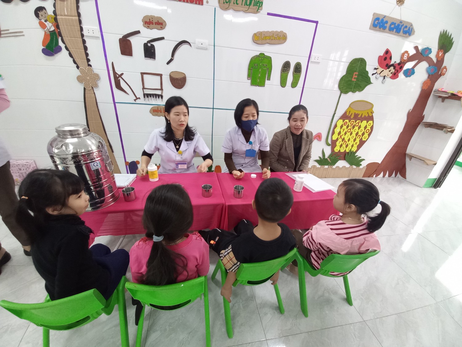 TRƯỜNG MẦM NON KỲ HOA PHỐI HỢP VỚI TRẠM Y TẾ XÃ TỔ CHỨC CHO TRẺ UỐNG VITAMIN A VÀ THUỐC TẨY GIUN ĐỊNH KỲ CHO TRẺ 13 THÁNG ĐÊN 60 THÁNG TUỔI
