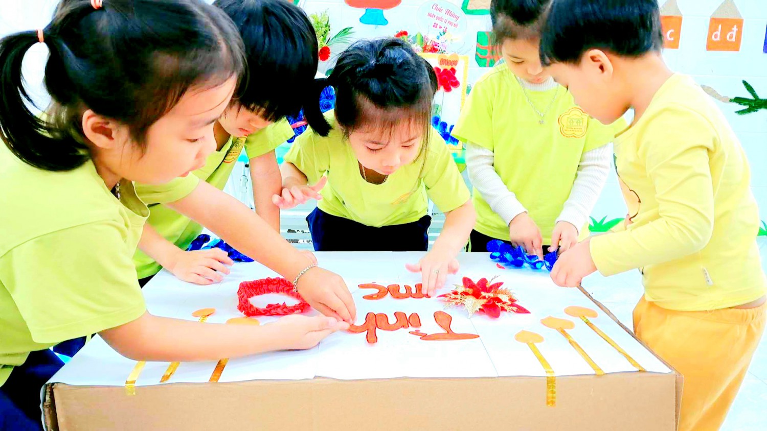 HOẠT ĐỘNG LÀM QUÀ TẶNG BÀ, TẶNG MẸ NHÂN NGÀY 8 THÁNG 3 CỦA CÁC BÉ TRƯỜNG MẦM NON KỲ HOA
