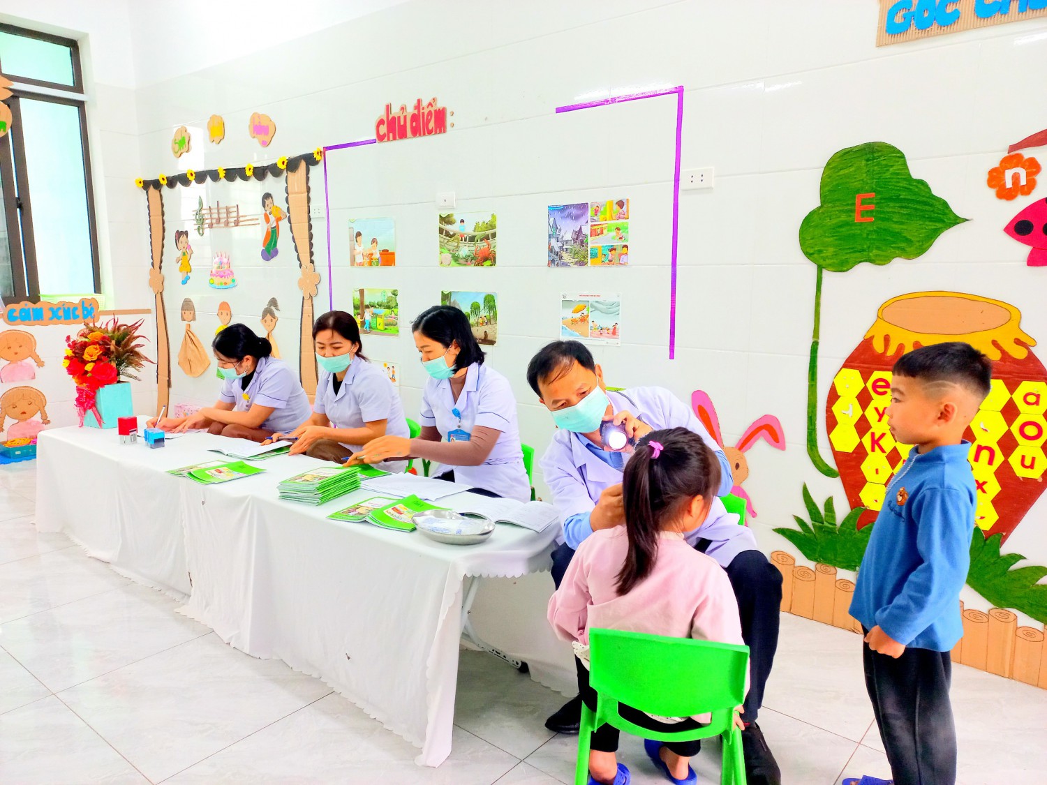 TRƯỜNG MẦM NON KỲ HOA PHỐI HỢP VỚI TRẠM Y TẾ TỔ CHỨC KHÁM SỨC KHỎE ĐỊNH KỲ LẦN 2 CHO TRẺ