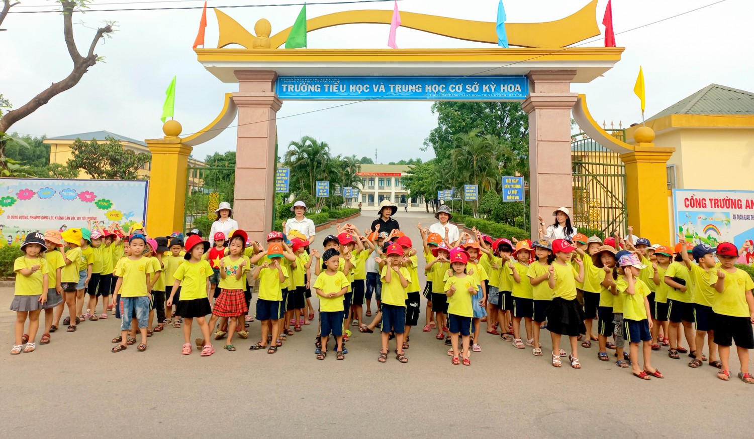 CÙNG CÁC BÉ 5 TUỔI TRƯỜNG MẦM NON KỲ HOA THAM QUAN TRƯỜNG TIỂU HỌC