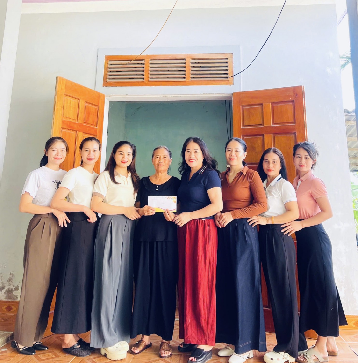 TRƯỜNG MẦM NON KỲ HOA TỔ CHỨC THĂM HỎI, TẶNG QUÀ TRI ÂN CÁC GIA ĐÌNH CÓ CÔNG VỚI CÁCH MẠNG LÀ THÂN NHÂN CÁN BỘ, GIÁO VIÊN, NHÂN VIÊN TRONG NHÀ TRƯỜNG NHÂN DỊP 27/7