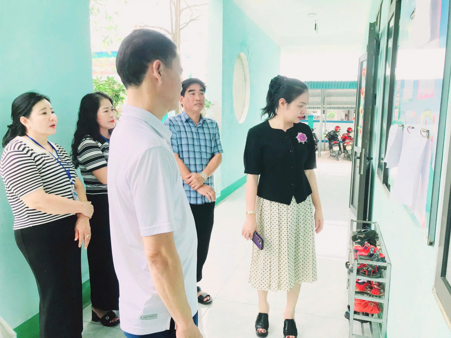 ĐỒNG CHÍ TRẦN THỊ HUYỀN -  BÍ THƯ ĐẢNG ỦY, CHỦ TỊCH HĐND XÃ KỲ HOA THĂM BẾP ĂN BÁN TRÚ TẠI TRƯỜNG MẦM NON KỲ HOA