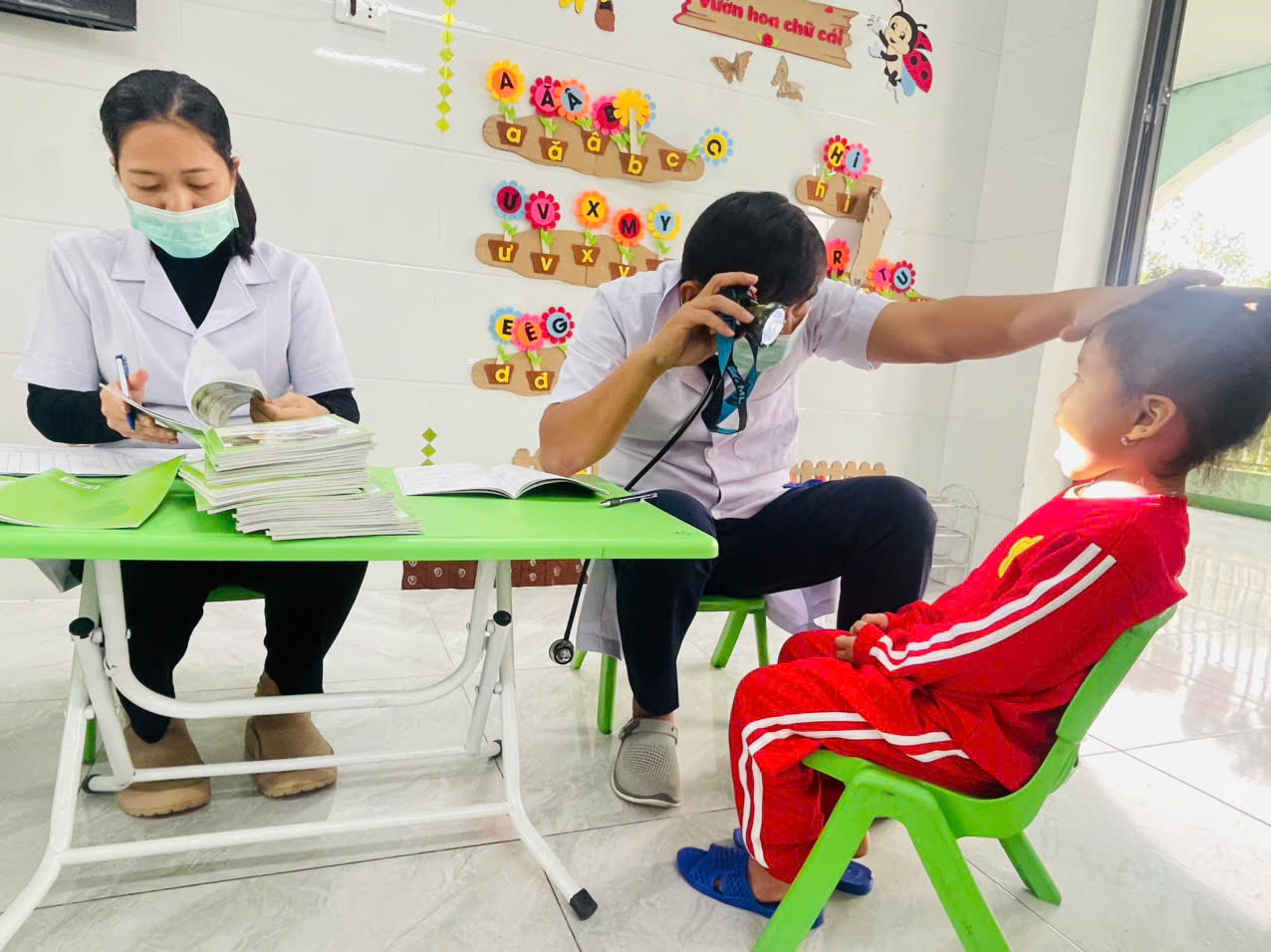 Trường Mầm non Kỳ Hoa tổ chức khám sức khỏe định kỳ lần 1 cho trẻ năm học 2025–2026