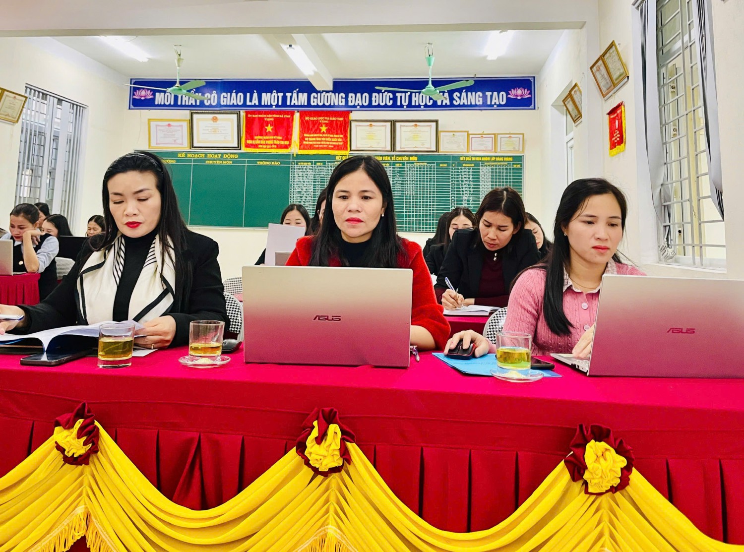 TRƯỜNG MẦM NON KỲ HOA TỔ CHỨC HỘI NGHỊ KIỂM ĐIỂM, XẾP LOẠI CHẤT LƯỢNG TẬP THỂ, CÁ NHÂN NĂM 2025